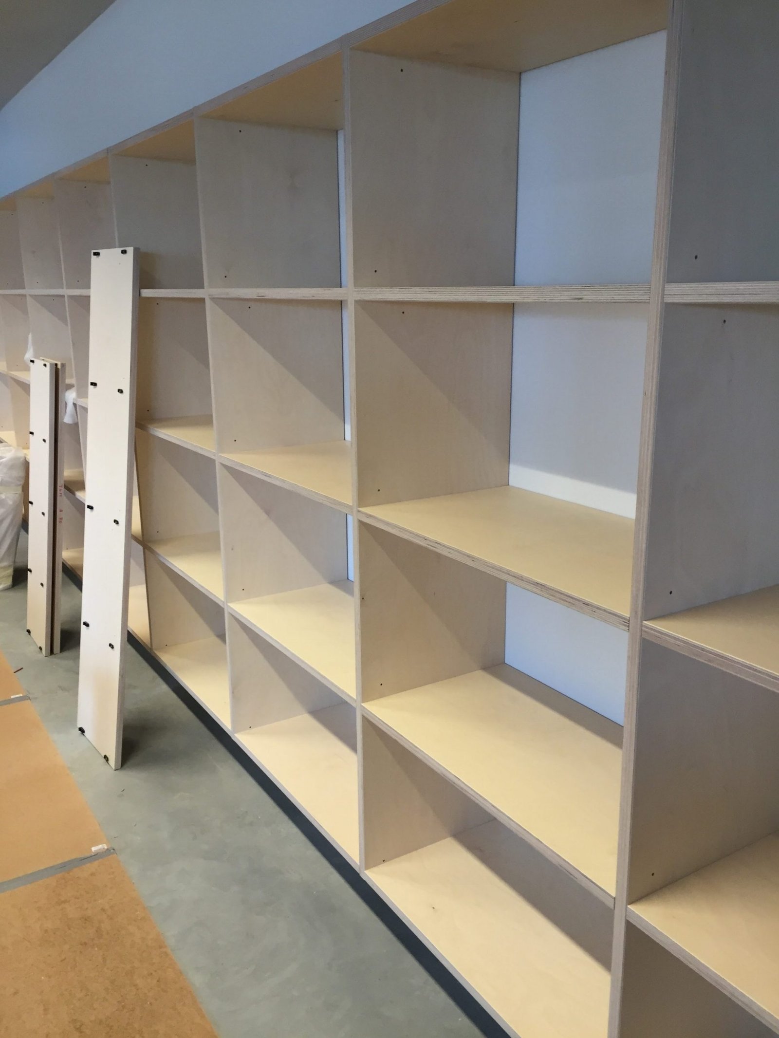 De eerste boekenkasten en displaytafels geplaatst in de nieuwe Bibliotheek Ligne in Sittard