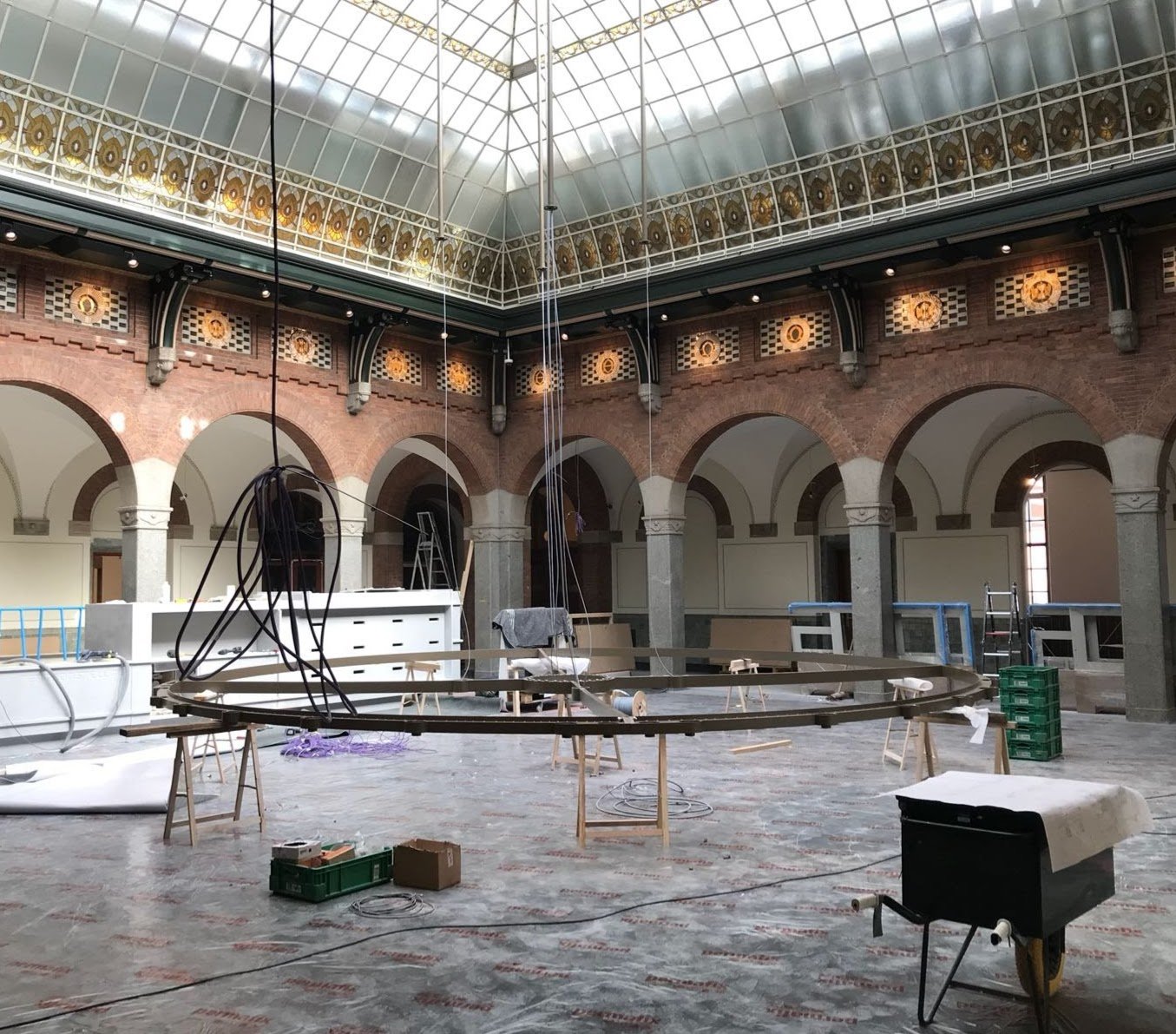 Kroonluchters achterhuis Stadhuis Rotterdam de lucht in